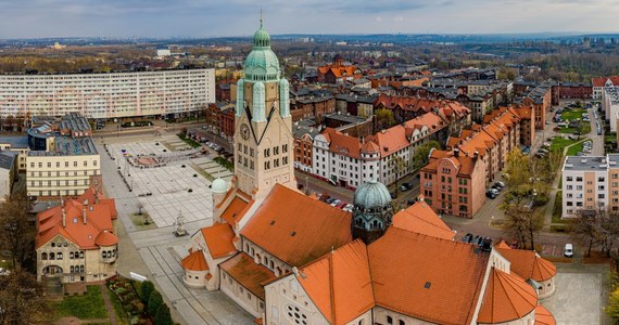 Samorząd Rudy Śląskiej ma zapłacić blisko 1,3 mln zł kary za nieosiągnięcie w 2020 r. wymaganego wskaźnika segregacji papieru, metali, tworzyw sztucznych i szkła - zdecydował Wojewódzki Inspektorat Ochrony Środowiska w Katowicach. Miasto odwoła się od tej decyzji.