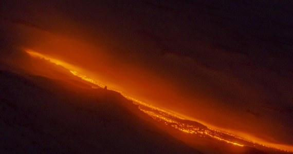 Wulkan Etna znowu dał o sobie znać. Wyrzucił w powietrze fontannę lawy, popiół oraz fragmenty skał. Nad kraterem unosiła się chmura ciemnego dymu. 