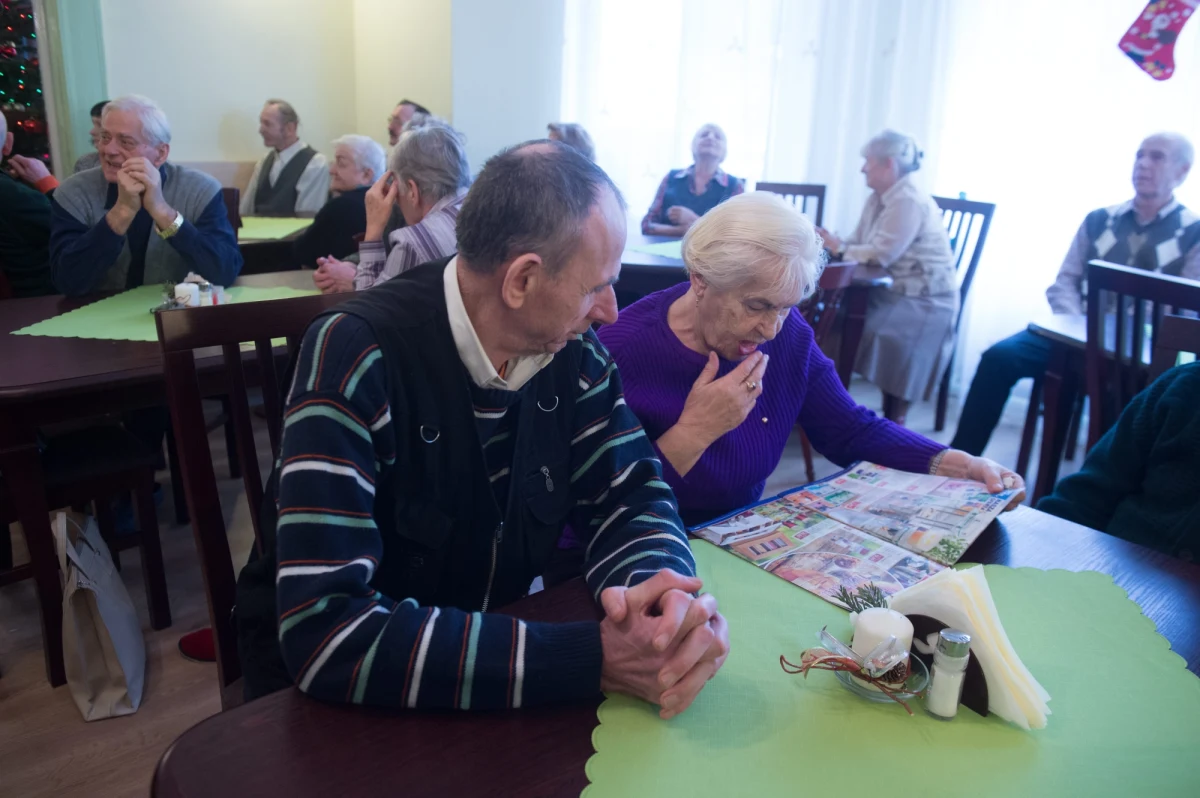 Z powodu rosnącej liczby zachorowań na Covid-19 Miejski Ośrodek Pomocy Społecznej w Łodzi zamknął w czwartek 17 domów dziennego pobytu, z których korzysta na co dzień ponad 700 seniorów i osób niepełnosprawnych. Zagwarantowane dla podopiecznych posiłki będą wydawane na wynos.