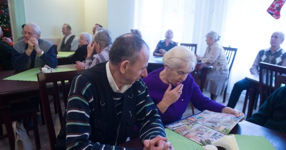 Z powodu rosnącej liczby zachorowań na Covid-19 Miejski Ośrodek Pomocy Społecznej w Łodzi zamknął w czwartek 17 domów dziennego pobytu, z których korzysta na co dzień ponad 700 seniorów i osób niepełnosprawnych. Zagwarantowane dla podopiecznych posiłki będą wydawane na wynos.