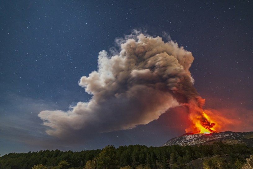 W czwartek wieczorem 10 lutego doszło do wybuchu wulkanu Etna na Sycylii. W wyniku eksplozji zostały wyrzucone z wulkanu nie tylko potoki lawy, ale również tony popiołów aż na wysokość dziesięciu kilometrów. Ostrzeżenie dla lotów w pobliżu wulkanu wydał włoski Narodowy Instytut Geofizyki i Wulkanologii. Lotnisko Katania działa bez żadnych ograniczeń. 