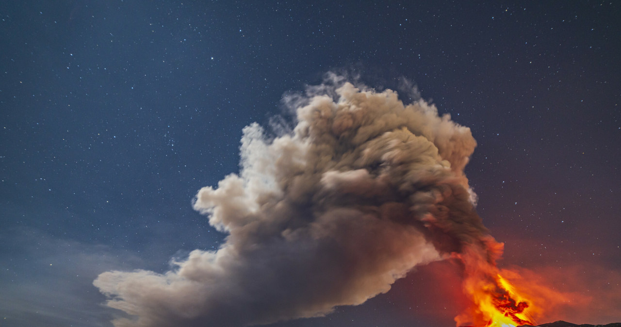 W czwartek wieczorem 10 lutego doszło do wybuchu wulkanu Etna na Sycylii. W wyniku eksplozji zostały wyrzucone z wulkanu nie tylko potoki lawy, ale również tony popiołów aż na wysokość dziesięciu kilometrów. Ostrzeżenie dla lotów w pobliżu wulkanu wydał włoski Narodowy Instytut Geofizyki i Wulkanologii. Lotnisko Katania działa bez żadnych ograniczeń. 