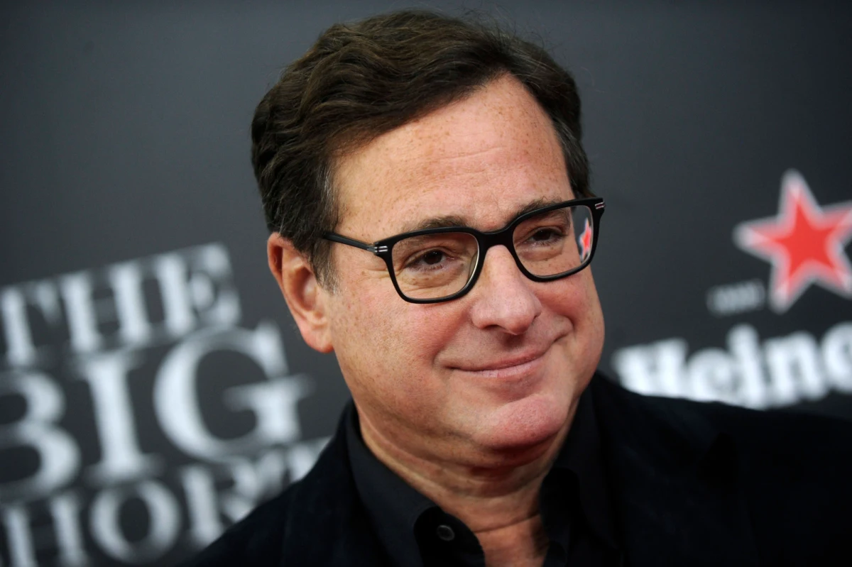 Raport z autopsji potwierdza to, co wcześniej ujawniła rodzina: Bob Saget zmarł na skutek urazu głowy. Przy okazji sekcja zwłok wykazała, że aktor miał koronawirusa. W jego organizmie znaleziono też ślady przyjmowanych przez niego leków.