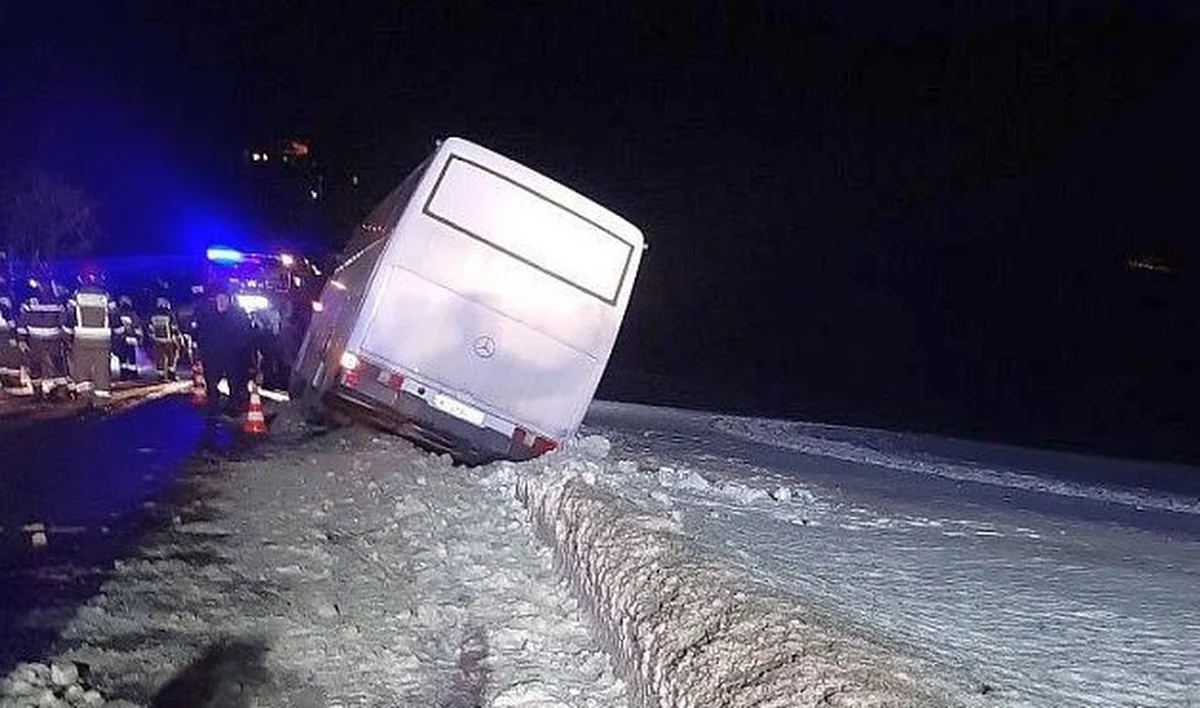 Niebezpieczna sytuacja na drodze w Gliczarowie na Podhalu. Autobus z dziećmi wjechał do rowu. Na szczęście nikomu nic się nie stało.