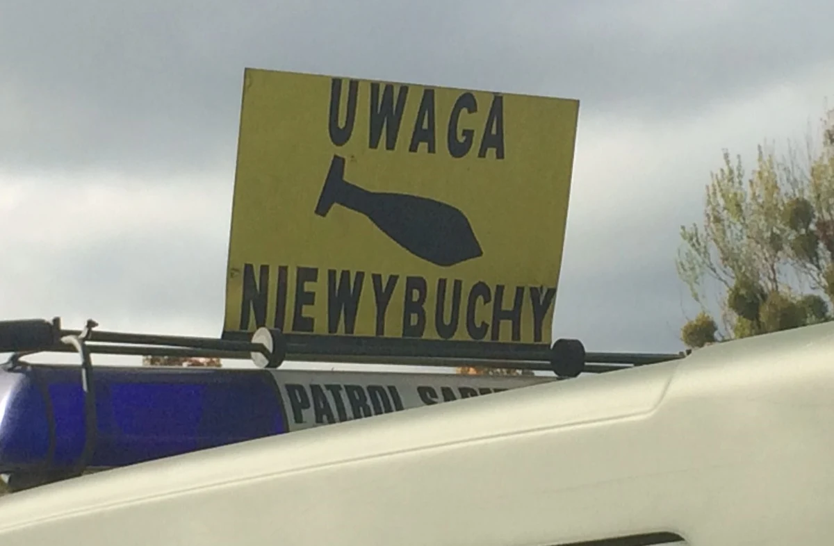 Saperzy zabezpieczyli i wywieźli niewybuch z czasów II wojny światowej, na który natrafiono podczas prac budowlanych w Piszu na Mazurach - podała w piątek policja. Do czasu usunięcia znaleziska na krótko zamknięto rondo u zbiegu dróg krajowych nr 63 i 58.