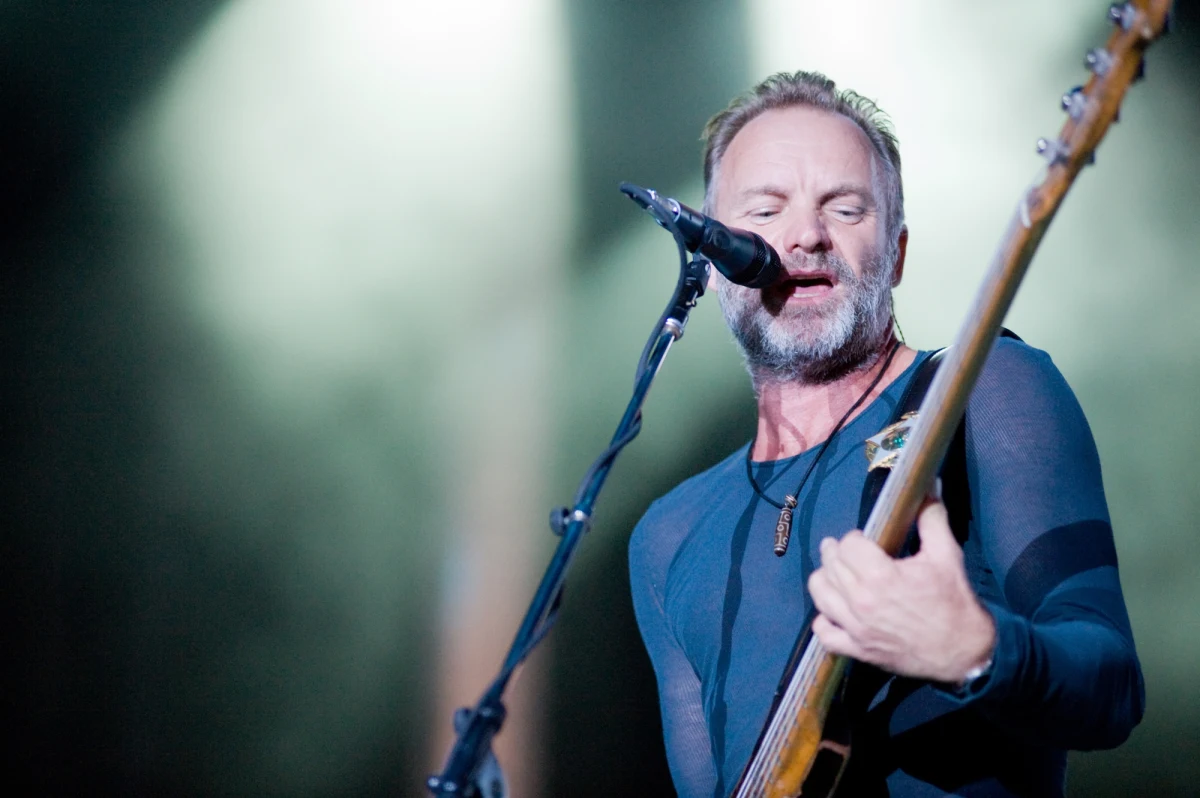 Sting spienięża cały katalog swoich dotychczasowych piosenek. Sprzedał go amerykańskiej wytwórni Universal Music za 300 milionów dolarów. 