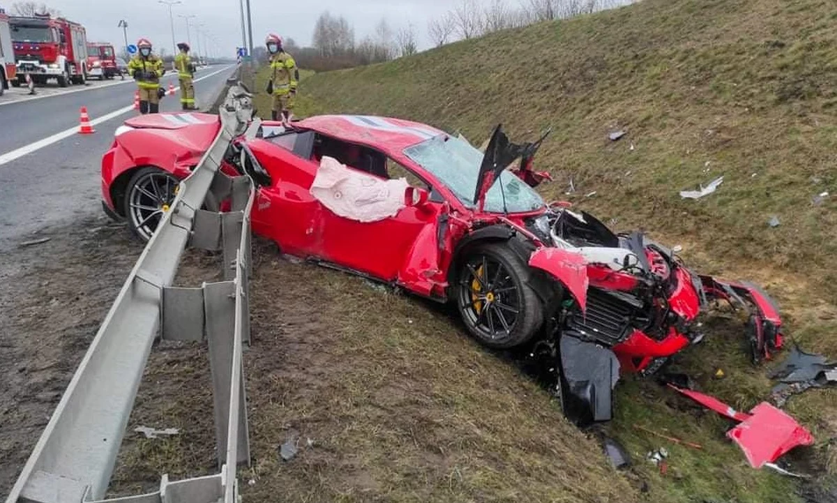 ​Incydent drogowy na drodze S10 na obwodnicy Wyrzyska. Czerwone ferrari wypadło z drogi i uderzyło w barierki ochronne.