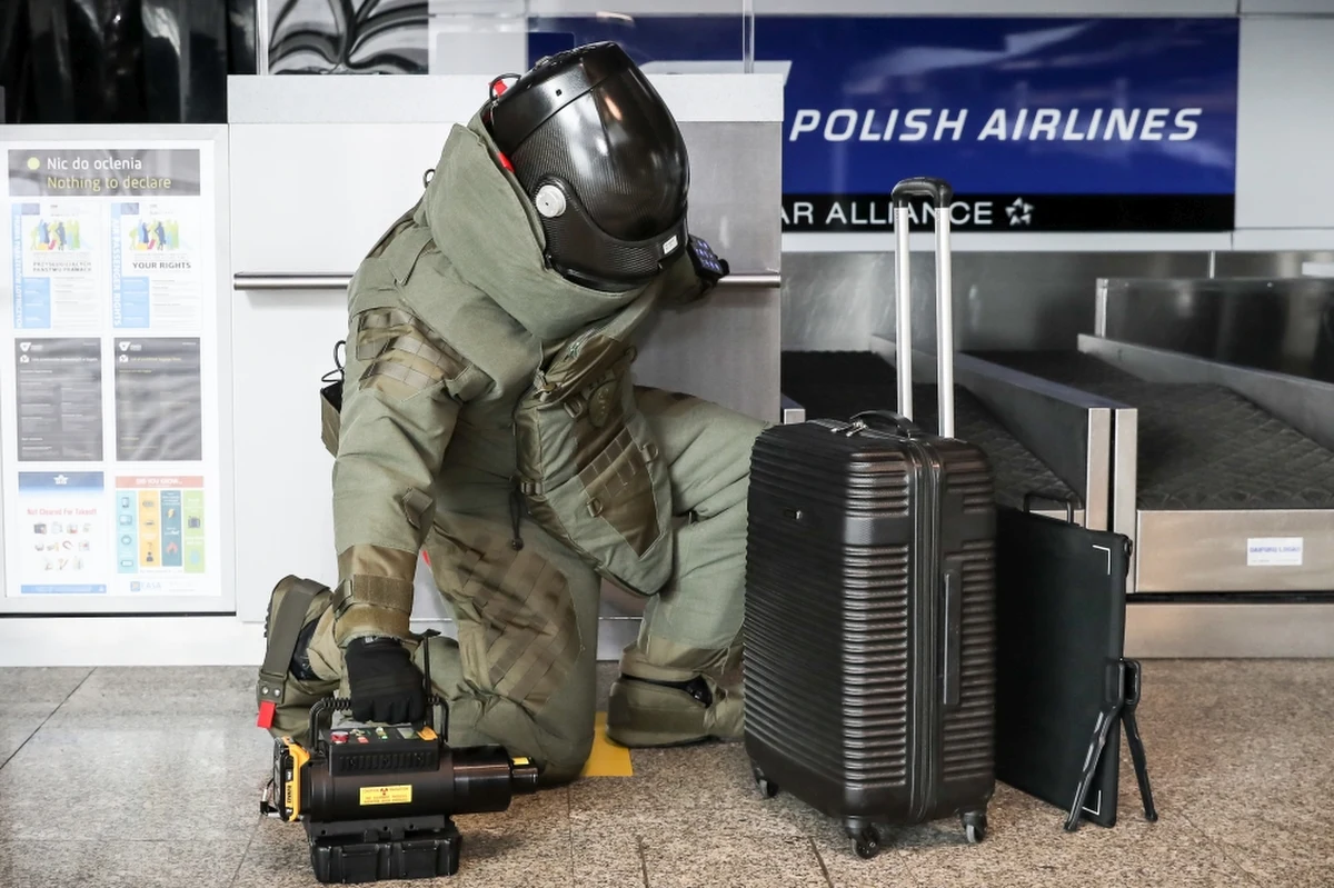 Pustą walizkę zostawił na krakowskim lotnisku niefrasobliwy podróżny z Francji. Na porzucony bagaż zareagowali pracownicy ochrony i straży granicznej. W akcji uczestniczyło siedmiu funkcjonariuszy, specjalistyczny sprzęt i pies.