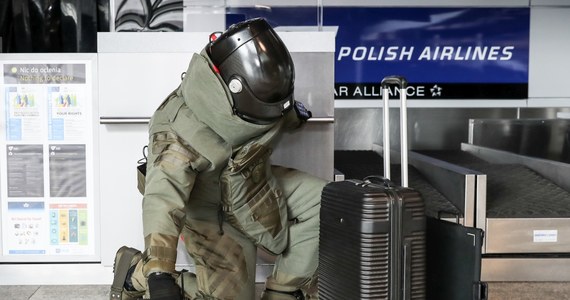 Pustą walizkę zostawił na krakowskim lotnisku niefrasobliwy podróżny z Francji. Na porzucony bagaż zareagowali pracownicy ochrony i straży granicznej. W akcji uczestniczyło siedmiu funkcjonariuszy, specjalistyczny sprzęt i pies.