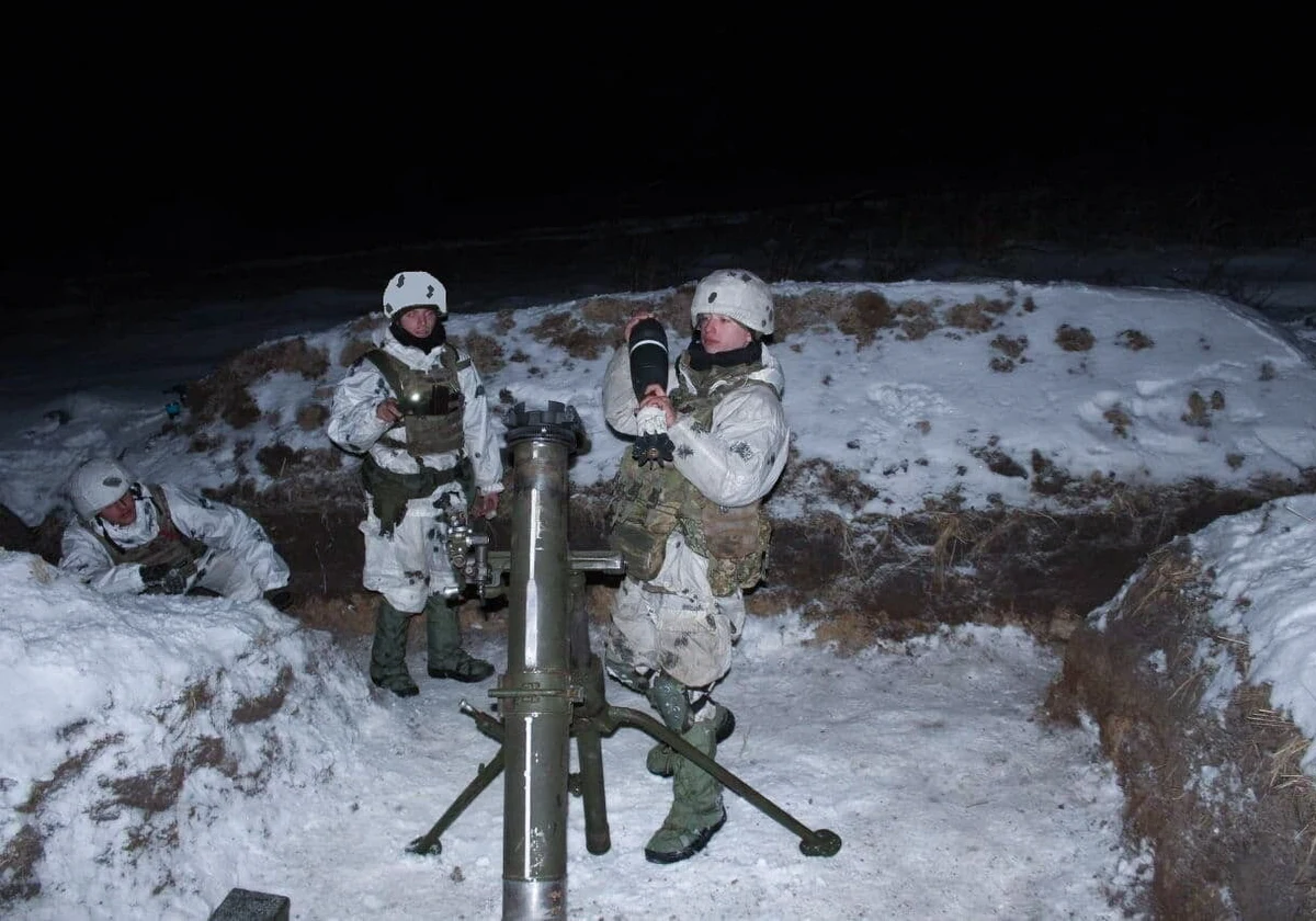 "Jestem bardzo wstrzemięźliwy, jeżeli chodzi o możliwość wojny czy wkroczenia wojsk rosyjskich, ale po tej ostatniej wypowiedzi prezydenta Bidena mój optymizm troszeczkę zmalał" - tak amerykanista, prof. Zbigniew Lewicki komentował na antenie Radia RMF24 apel prezydenta USA do amerykańskich obywateli przebywających na Ukrainie o natychmiastowe opuszczenie jej terytorium. "To jest zaostrzenie retoryki, które wskazuje, że Amerykanie mają nowe informacje, które idą w kierunku możliwości interwencji rosyjskiej na Ukrainie" - przyznał prof. Lewicki. "Czy Putin może się wycofać? Czy mając tam 120 czy 150 tysięcy żołnierzy i sprzęt może powiedzieć 'nie, nie, to był tylko żart'? To się wydaje nieprawdopodobne, bo on coś musi zrobić, żeby pokazać swoim ludziom, że panuje nad sytuacją. A to może prowadzić do nie najlepszych konsekwencji" - zaznaczył.