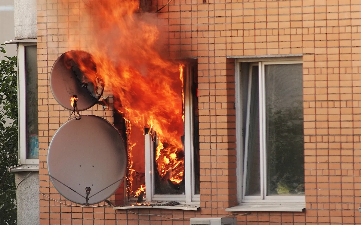 W Płocku z pożaru mieszkania policjanci wyprowadzili 72-letnią kobietę, a jej poważnie chorego 78-letniego męża wynieśli z bloku na rękach. Funkcjonariusze wezwali pogotowie ratunkowe, które zabrało mężczyznę do szpitala. Jego żona nie wymagała hospitalizacji.