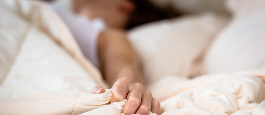 Podobnie jak odprężająca kąpiel czy relaksujący masaż, również masturbacja może ułatwić zaśnięcie. Według lekarza rodzinnego, doktora Jeffa Fostera, uwalniane w trakcie orgazmu hormony sprawiają, że czujemy się senni. 