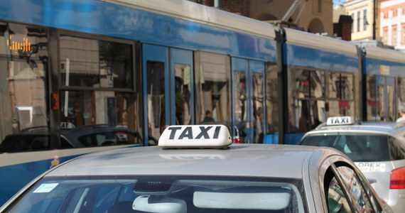 Biało-niebieskie a nie jak dotąd żółto-czarne jest oznakowanie krakowskich taksówek. Jeszcze ważniejsze dla pasażerów jest jednak to, że w cenniku ma być podana informacja o maksymalnej cenie za przejechanie 1 km w danej strefie.


