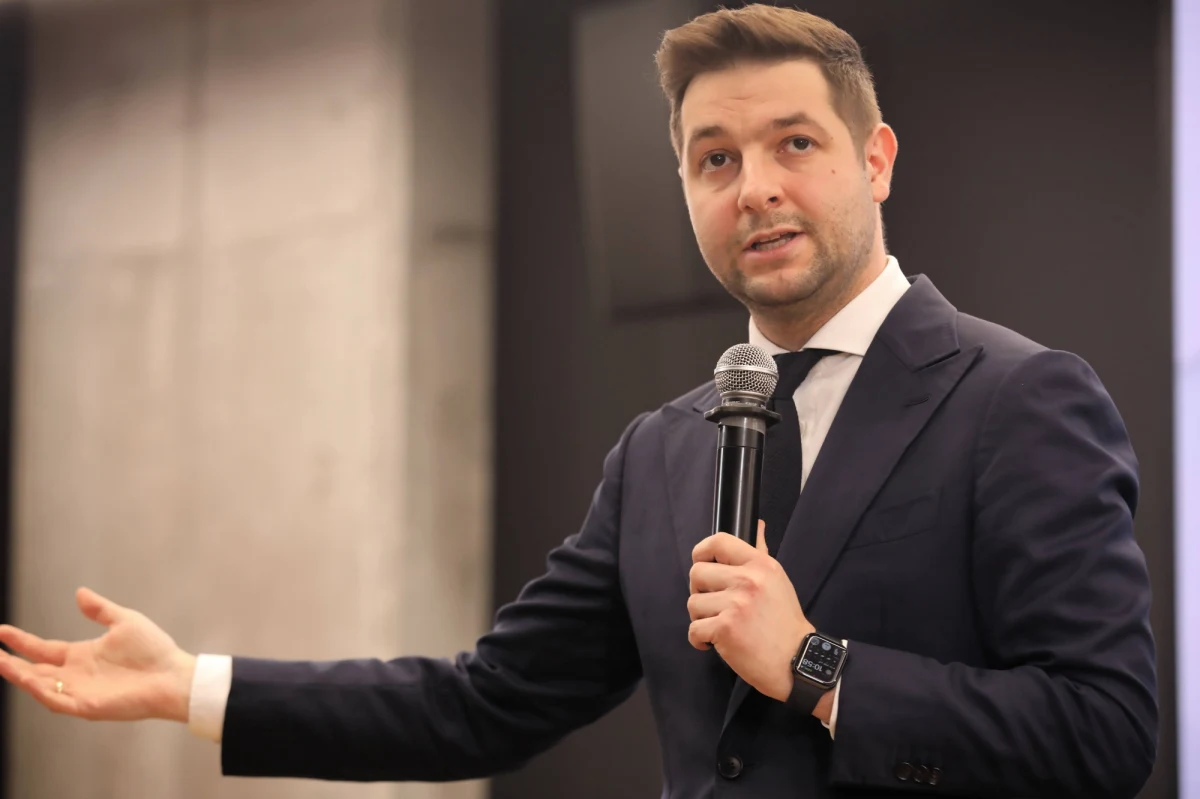 "Jest mi wstyd, że głosowałem na prezydenta Andrzeja Dudę, mimo że widziałem jego słabości; proponowane przez niego rozwiązania dot. zmian w ustawie o SN, spowodują niewidziany w Polsce od dekad chaos" - ocenił europoseł Patryk Jaki z Solidarnej Polski. "Jak można nazwać takie osłabianie państwa? - pytał europoseł.