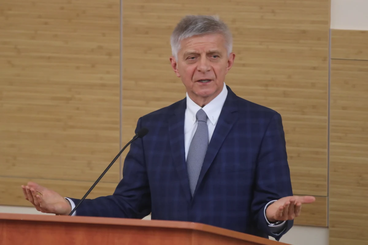 "Wydaje mi się, że Amerykanie musieli przejąć jakieś zaszyfrowane informacje. Pytanie, czy to jest fałszywka, czy rzeczywiste zagrożenie" - stwierdził w RMF FM były premier, prof. Marek Belka, pytany o informacje, że do rosyjskiej inwazji na Ukrainę może dojść w najbliższych dniach. "Były przypadki w historii, kiedy się amerykański wywiad mylił - np. w kwestii broni chemicznej u Saddama Husajna" - dodał. "Międzynarodowy kapitał jest płochliwy - nie rozróżnia, czy wojna jest w Donbasie, na Ukrainie czy w całym regionie. Kapitał spekulacyjny ucieka - to objawia się osłabieniem złotego, a na dłuższą metę trudniej jest pozyskiwać wysokie technologie i inwestycje zagraniczne. Możemy mieć - o czym wszyscy mówią - problemy z falą rzeczywistych uchodźców, a nie ludzi szukających lepszej pracy" - zauważył europoseł. 