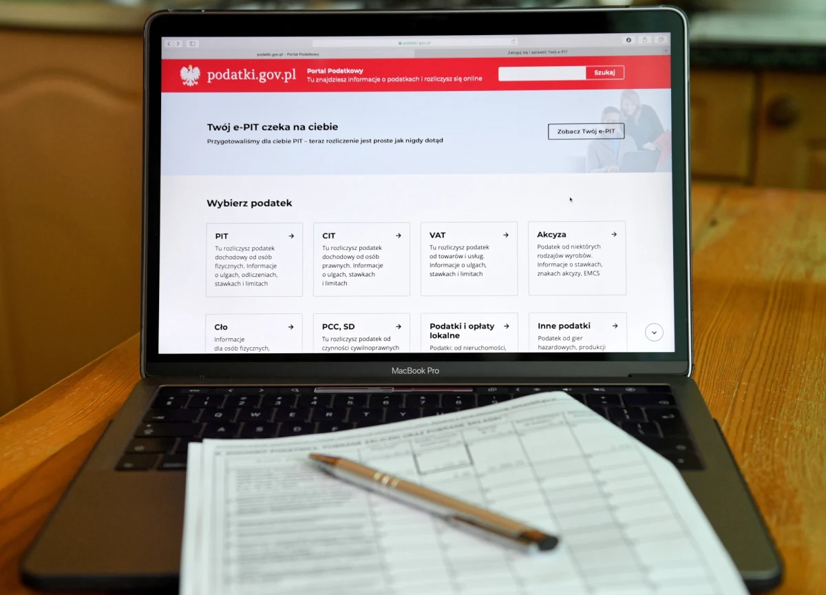 Akcja rozliczeń PIT za 2021 r. rozpocznie się we wtorek 15 lutego i potrwa do 2 maja tego roku - poinformowało Ministerstwo Finansów. Resort zachęca wszystkich do korzystania z e-usług i rozliczania podatków drogą elektroniczną, w tym przez Twój e-PIT.