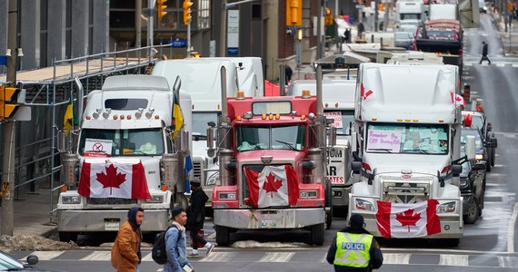 Rząd kanadyjskiej prowincji Ontario wprowadził stan wyjątkowy. To reakcja na trwające od dwóch tygodni blokady dróg i protesty kierowców ciężarówek, sprzeciwiających się ograniczeniom wprowadzonym w związku z pandemią koronawirusa. "To jest nielegalna okupacja, to już nie jest protest" - oświadczył premier Ontario Doug Ford. 