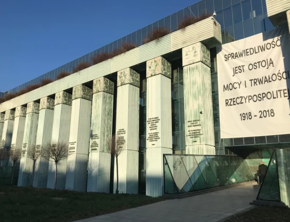 "Projekt ustawy złożony przez grupę posłów PiS, dotyczący odpowiedzialności dyscyplinarnej sędziów, nie był konsultowany z Solidarną Polską. Był i pozostaje wyłączną inicjatywą parlamentarzystów PiS" - napisano w oświadczeniu Solidarnej Polski.