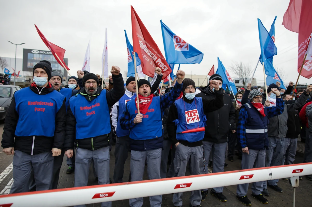 "Nagłaśnianie tej sprawy w mediach szkodzi firmie" - powiedział prezes Solaris Bus & Coach strajkującym od kilkunastu dni pracownikom firmy w trakcie piątkowego spotkania władz spółki z jej załogą. W spotkaniu - jako mediator - uczestniczył również były prezydent Wrocławia, Rafał Dutkiewicz.