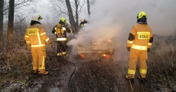 Policja i prokuratura badają sprawę makabrycznego odkrycia w lesie koło Siedlec. W pobliżu miejscowości Mordy znaleziono spalony samochód, a w środku zwęglone zwłoki mężczyzny.