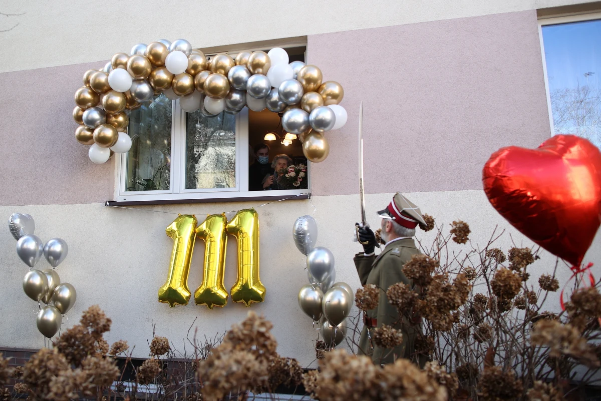 "Bardzo komunikatywna, pogodna, jak to lwowianie" - mówi o obchodzącej dziś 111. urodziny Wandzie Szajowskiej jej sąsiadka. Jubilatka pochodzi ze Lwowa. Do Krakowa przeprowadziła się po drugiej wojnie światowej.