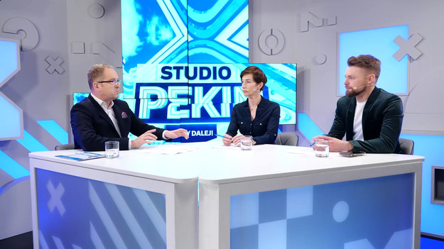 "Studio Pekin - Gramy Dalej!" to codzienna dawka sportowych wiadomości z aren Igrzysk Olimpijskich w Pekinie. Dziennikarze i eksperci Interii Sport omawiają i analizują wyczyny sportowców na najważniejszej zimowej imprezie czterolecia.

Gośćmi w studiu Interii Sport po konkursie w skokach narciarskich na skoczni K125 byli Katarzyna Bachleda-Curuś i Jan Ziobro.

Za pomocą rozmów wideo łączyliśmy się z Weroniką Nowakowską, która opowiedziała o rywalizacji w biathlonie.
Z Pekinu o warunkach i echach sobotniego konkursu skoczków i czwartym miejscu Kamila Stocha mówili Patryk Serwański i Tomasz Lejman.

Jakub Kędzior z kolei przybliżył fakty z rywalizacji w skeletonie i powiedział co czeka nas w niedzielę na arenach olimpijskich.

Oglądaj codziennie krótkie flesze w Interii, a w najważniejsze dni zmagań polskich olimpijczyków będziemy na żywo, tuż po zawodach, komentować co wydarzyło się w Pekinie.

Ponadto program "Studio Pekin" od poniedziałku do piątku na antenie Polsatu News o godzinie 17:40 i codziennie w Polsacie Sport Extra o godzinie 20:00. Zapraszamy!