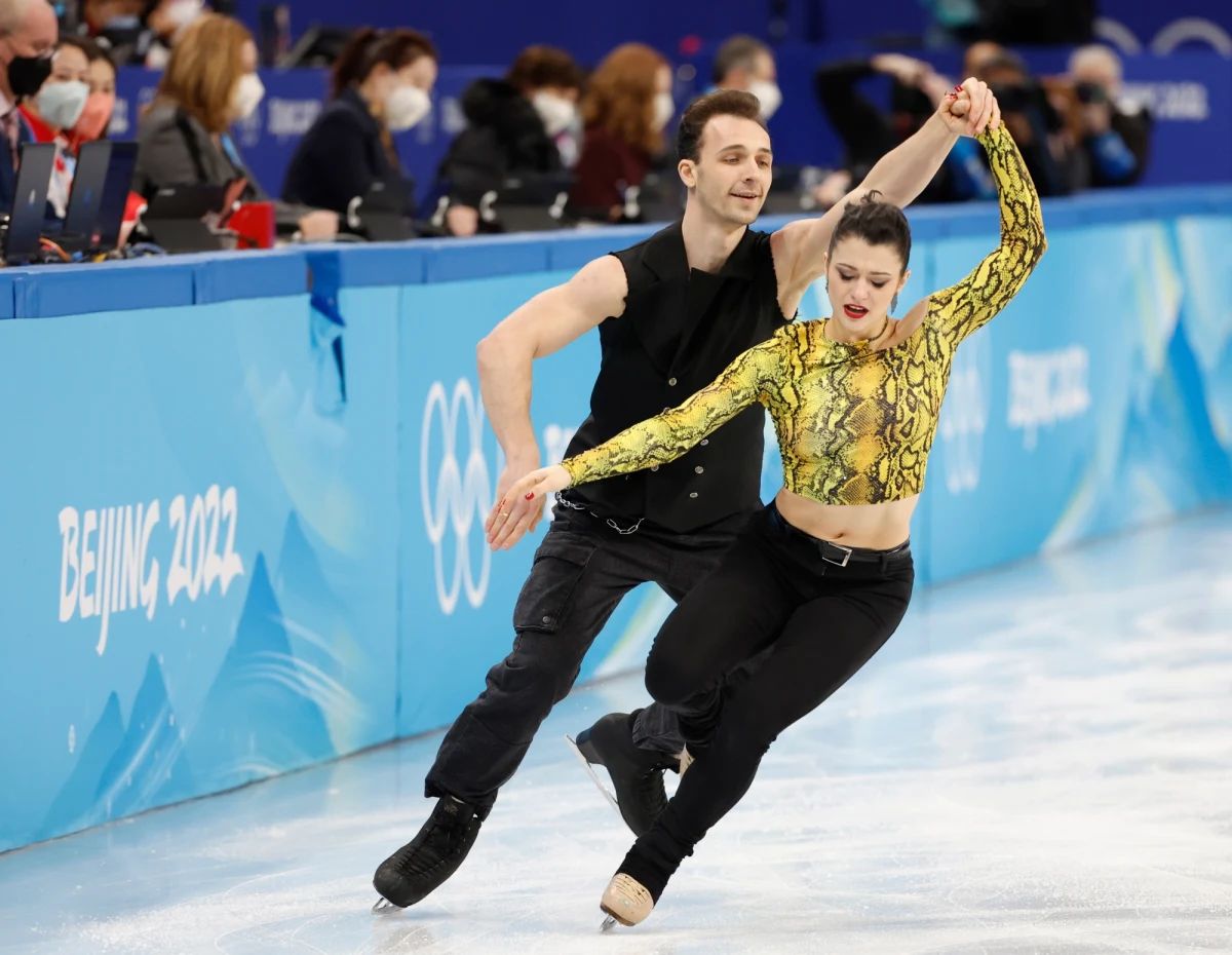 Łyżwiarze figurowi Natalia Kaliszek i Maksym Spodyriev zajmują 15. miejsce na półmetku rywalizacji par tanecznych w igrzyskach olimpijskich w Pekinie. Prowadzą Francuzi Gabriella Papadakis i Guillaume Cizeron.