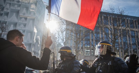Francuska policja użyła gazu łzawiącego i granatów hukowych wobec demonstrantów próbujących zablokować centrum Paryża w nielegalnym zgromadzeniu. Próba blokady Pół Elizejskich była częścią protestu przeciw restrykcjom epidemicznym, który nazwano "konwojem wolności".