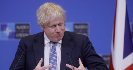 Premier Boris Johnson powinien odejść ze stanowiska, jeśli zostanie ukarany za złamanie restrykcji covidowych. Takiego zdania jest aż 75 proc. ankietowanych Brytyjczyków. Te pesymistyczne dla Johnsona dane zostały opublikowane w sobotnim sondażu.  