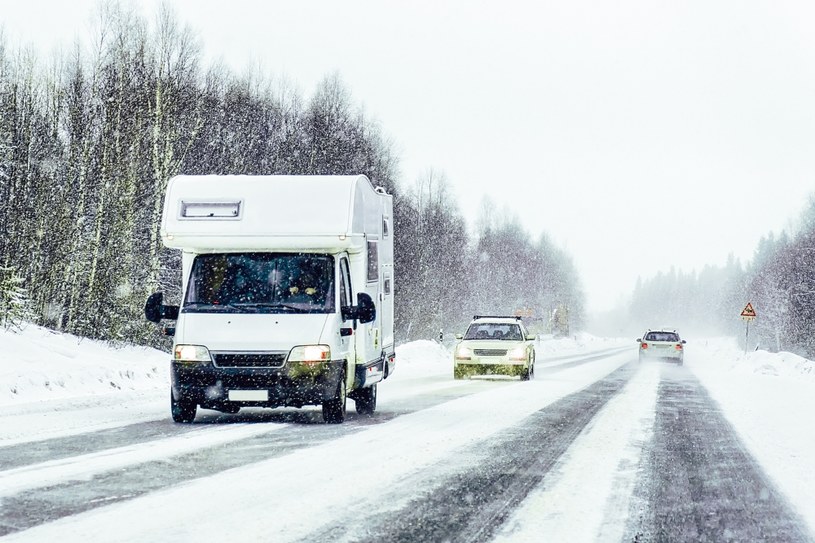 Turystyka kamperowa w Polsce zyskuje na popularności. Świadczy o tym nie tylko lawinowy wzrost rejestracji tego typu pojazdów, ale również rozrost infrastruktury. Powstają również platformy internetowe umożliwiające wynajem kampera, kiedy na zakup takiego nas jeszcze nie stać. Czy kamperem można jeździć tylko latem? Nic bardziej mylnego. Zimowe wakacje na czterech kółkach to również wiele przygód.