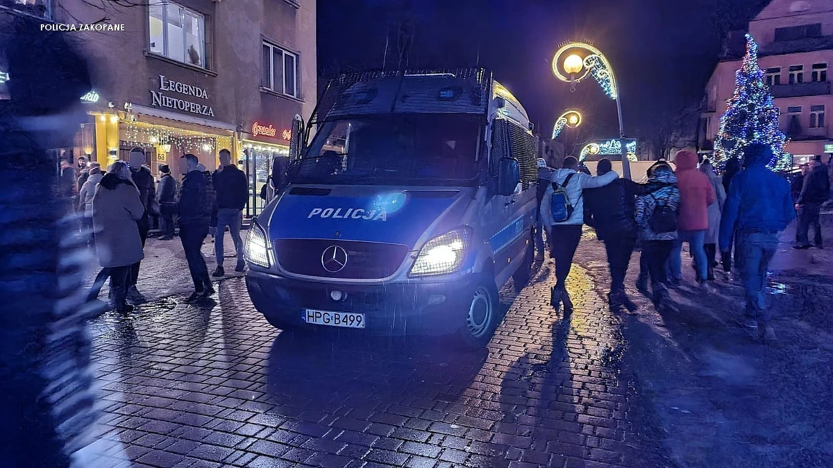 3 tys. złotych mandatu to kara dla kierowcy z województwa łódzkiego, który mimo zakazu ruchu zaparkował samochód przed galerią na Krupówkach w Zakopanem. Mężczyźnie grozi także kara do 2 lat więzienia za jazdę bez uprawnień. 