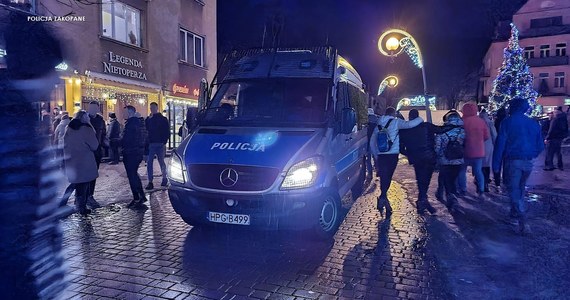 3 tys. złotych mandatu to kara dla kierowcy z województwa łódzkiego, który mimo zakazu ruchu zaparkował samochód przed galerią na Krupówkach w Zakopanem. Mężczyźnie grozi także kara do 2 lat więzienia za jazdę bez uprawnień. 