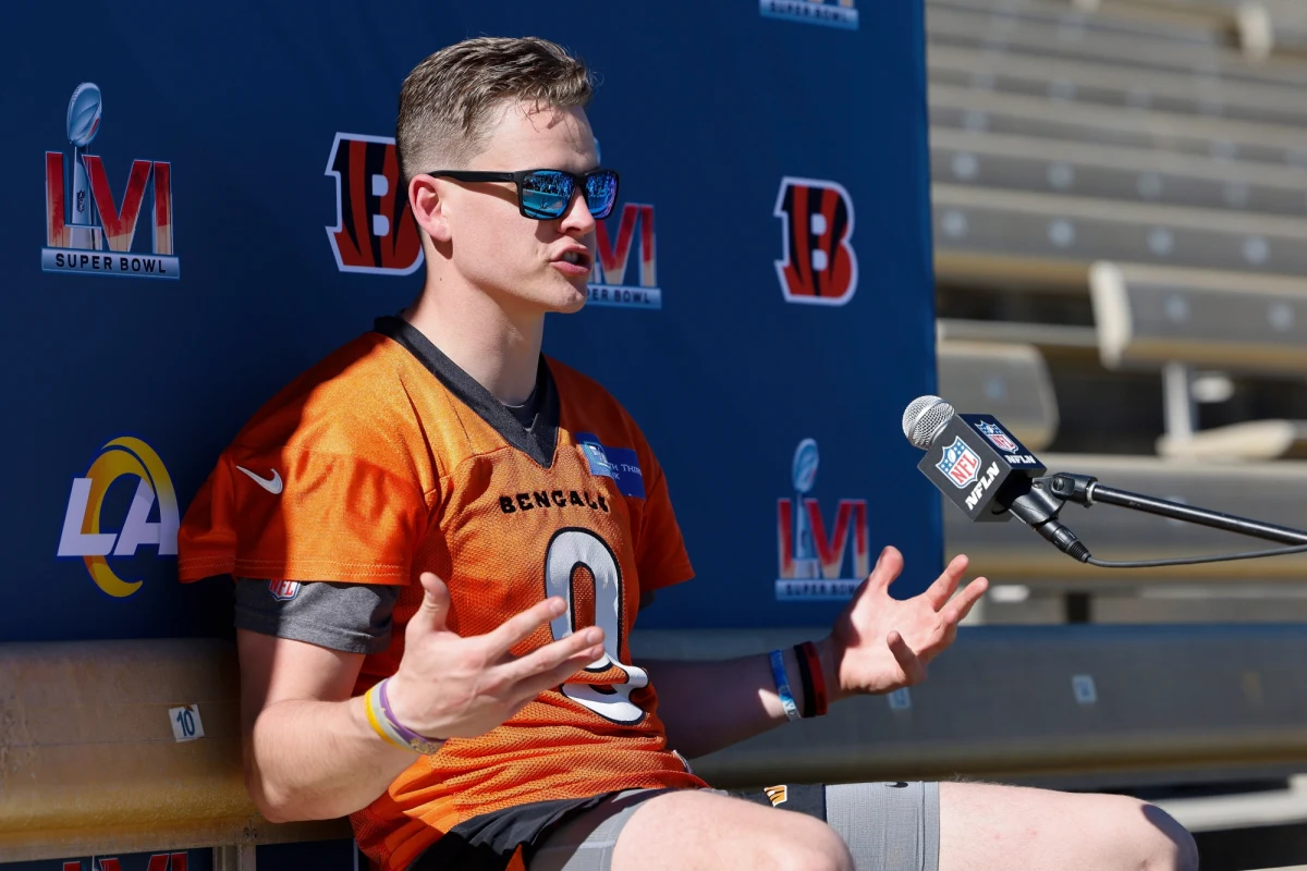 W nocy z niedzieli na poniedziałek zostanie rozgrany finał ligi futbolu amerykańskiego. O jedno z najbardziej prestiżowych trofeów sportowych w całym USA Los Angeles Rams powalczy z Cincinnati Begnals. "To, że Bengals są w finale, jest wielką niespodzianką. Rams zaś wydali mnóstwo pieniędzy i stworzyli bardzo mocny zespół właśnie po to, by wygrać Super Bowl w tym roku" – zaznacza w rozmowie z RMF FM zawodnik drużyny futbolu amerykańskiego Silesia Rebels Katowice D.J. James pochodzący ze Stamford w stanie Connecticut. O fenomenie Super Bowl rozmawiał z nim Wojciech Marczyk z redakcji sportowej RMF FM. 