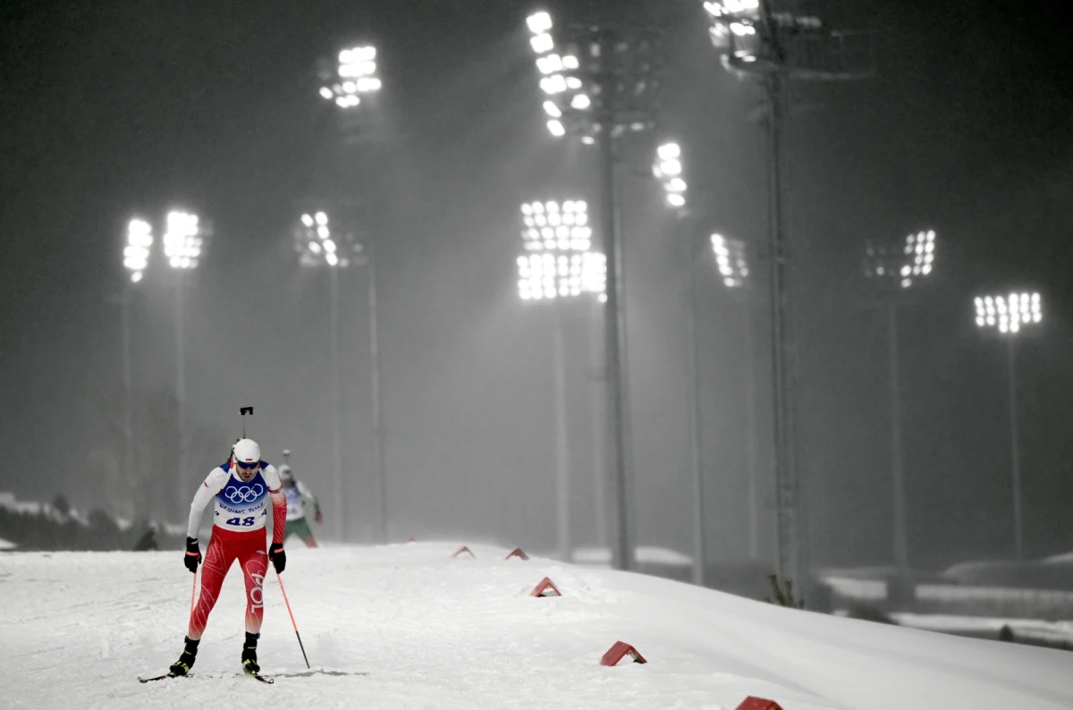 Grzegorz Guzik zajął 54. miejsce w olimpijskim biegu biathlonistów na dochodzenie na 12,5 km. Złoty medal - drugi w igrzyskach w Pekinie - zdobył Francuz Quentin Fillon Maillet. Drugi był Norweg Tarjei Boe, a trzeci Rosjanin Eduard Łatypow.