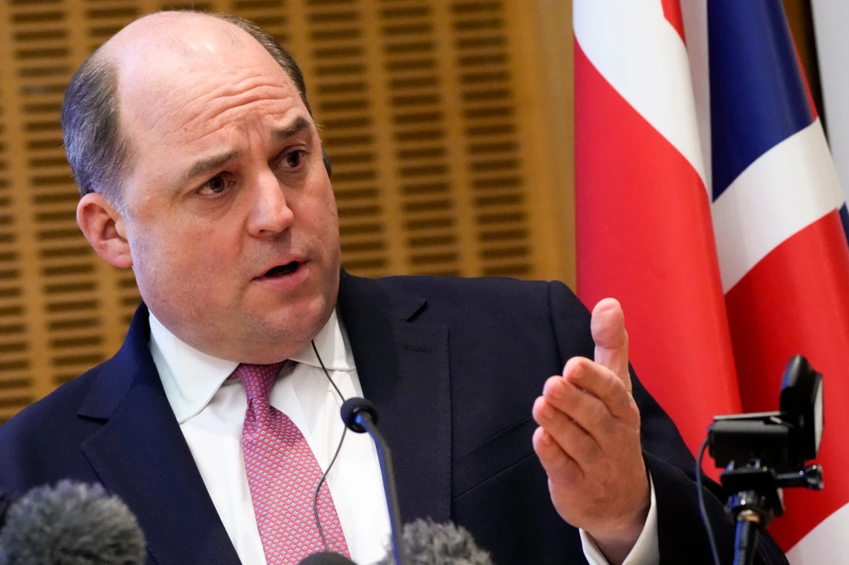 "Zabiegi dyplomatyczne niektórych na Zachodzie, by powstrzymać Władimira Putina przed agresją na Ukrainę zaczynają przypominać "powiew Monachium" z 1938 r". - ocenił brytyjski minister obrony Ben Wallace.