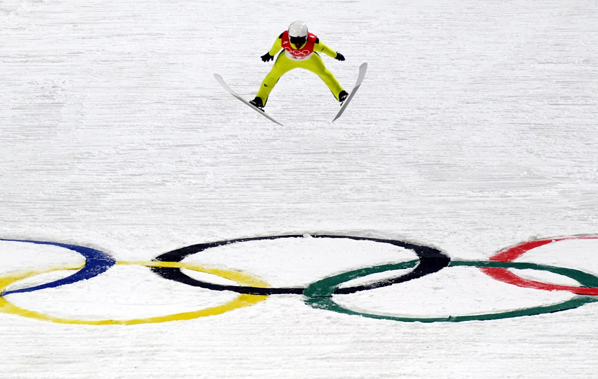 Skoczkowie narciarscy Kamil Stoch, Dawid Kubacki, Piotr Żyła i Paweł Wąsek wystąpią w poniedziałek w konkursie drużynowym igrzysk w Pekinie - poinformował trener Michal Dolezal.