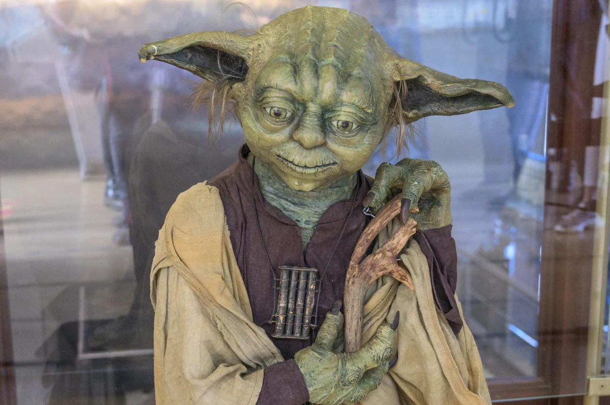 Modele "Sokoła Millenium", stacji kosmicznych, a także pojazdów i robotów z kultowych "Gwiezdnych wojen" można oglądać od soboty w Centrum Nauki i Techniki EC1 w Łodzi. Otwarciu ekspozycji towarzyszyli twórcy modeli.