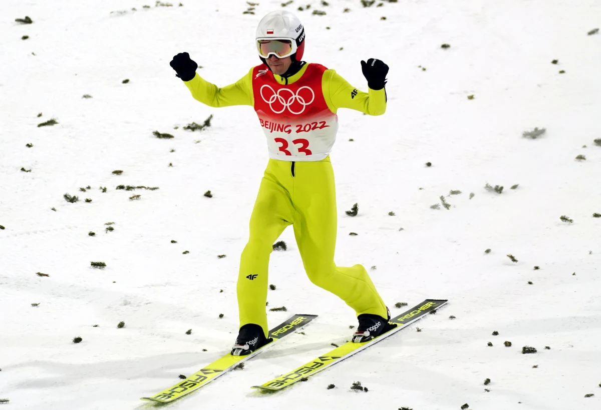 Konkurs drużynowy w skokach narciarskich będzie największym wydarzeniem dla polskich kibiców podczas poniedziałkowych zmagań na igrzyskach olimpijskich w Pekinie. Poza tym medaliści zostaną wyłonieni tylko w trzech innych konkurencjach - m.in. w monobobach, ale bez Polek.