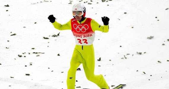 Konkurs drużynowy w skokach narciarskich będzie największym wydarzeniem dla polskich kibiców podczas poniedziałkowych zmagań na igrzyskach olimpijskich w Pekinie. Poza tym medaliści zostaną wyłonieni tylko w trzech innych konkurencjach - m.in. w monobobach, ale bez Polek.