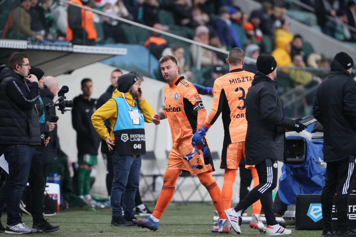 Warta dość niespodziewanie, ale zasłużenie wywiozła komplet punktów z Łazienkowskiej. Mogła wygrać wyżej, ale Adam Zrelak spudłował z rzutu karnego. Mistrzowie Polski stracili nie tylko punkty, ale też Artura Boruca. Doświadczony bramkarz ujrzał czerwoną kartkę, a jego zespół przez ponad 20 minut grał w osłabieniu.