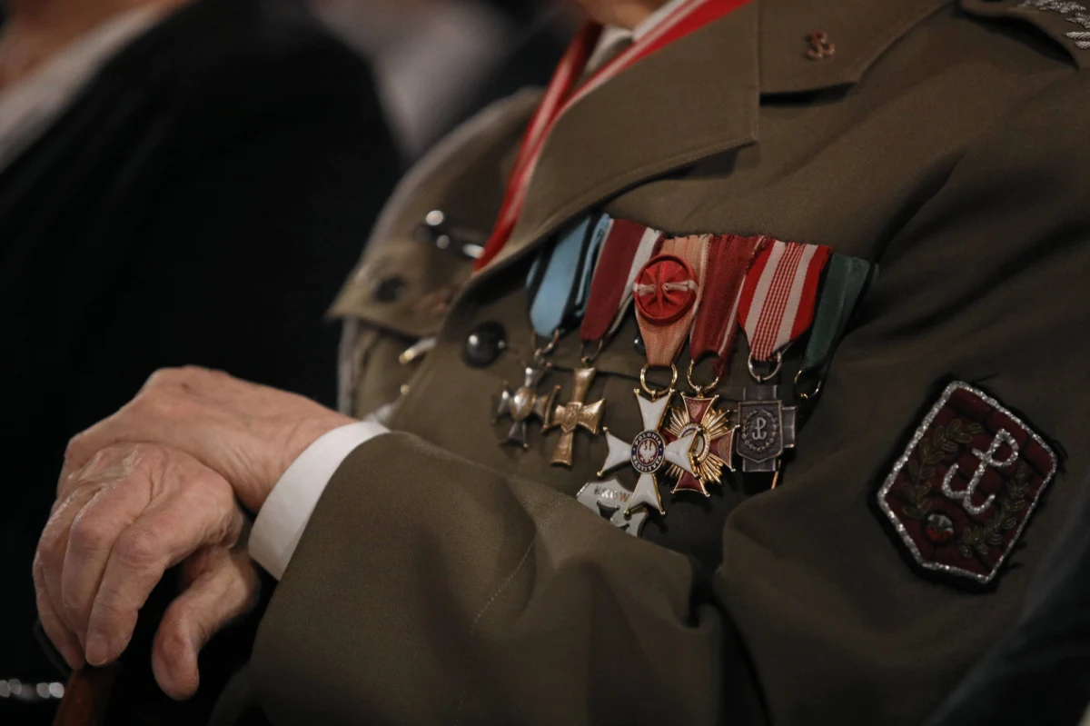 14 lutego obchodzimy 80. rocznicę przemianowania Związku Walki Zbrojnej w Armię Krajową. Zmiana nazwy miała podkreślić, że jej żołnierze walczą w strukturach Polskich Sił Zbrojnych, bezpośrednio na terenach okupowanej Polski. W Krakowie znajduje się jedyne w Polsce Muzeum Armii Krajowej. Zachęcamy do spotkania z historią wielkiego bohaterstwa i nieugiętej wiary w wyrwanie Polski z rąk okupantów. Zobacz z nami najbardziej niezwykłe eksponaty Muzeum Armii Krajowej w Krakowie. Weź udział w konkursie i wygraj jedną z 10 podwójnych wejściówek do krakowskiego muzeum. Poznaj niezwykłą historię Polskiego Państwa Podziemnego.