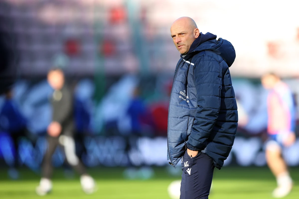 "Trener Adrian Gula rozstaje się z Wisłą Kraków i nie będzie dłużej prowadził pierwszej drużyny” – poinformował krakowski klub, którego zespół w sobotę przegrał 0:1 ze Stalą Mielec w meczu 21. kolejki ekstraklasy. Nazwisko następcy ma być podane w najbliższym czasie.