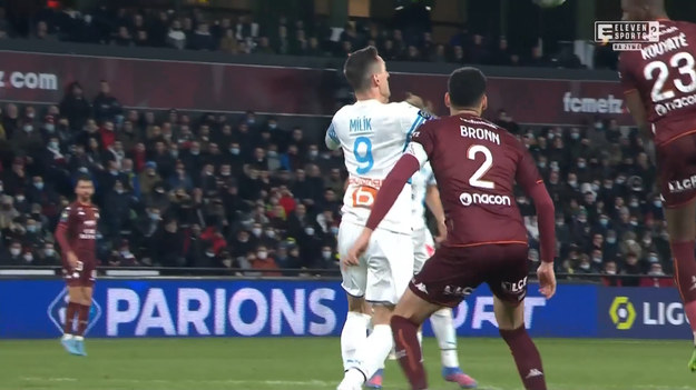 Olympique Marsylia pokonał 2-1 na wyjeździe FC Metz w 24. kolejce Ligue 1. Arkadiusz Milik zdobył zwycięską bramkę ledwie sześć minut po wejściu do gry z ławki rezerwowych. To jego piąte ligowe trafienie w tym sezonie.

Bramki: 52. Maïga (Candé) – 26. Bakambu, 82. Milik (Kolašinac)

FC Metz: Caillard – Delaine, Bronn (C), Kouyaté, Amadou, Candé – Maïga (66. Sarr), Pajot (70. Nguette), B. Traoré, Boulaya – Mafouta (65. Niane).

Rezerwowi: Úkíddžá – Niakaté, Jemerson, Joseph, Sarr, Yade, Niane, Nguette, Mbengue.
Trenér: F. Antonetti.

Olympique Marsylia: Pau López – Lirola, Kamara, Saliba, Ćaleta-Car – Guendouzi (76. Kolašinac), P. Gueye, Gerson – Payet (C) (90+2. Balerdi) – Bakambu (76. Milik), B. Dieng (79. Ünder).

Rezerwowi: Ngapandouetnbu, Mandanda – Álvaro González, Balerdi, Kolašinac, Harít, Milik, Henrique, Ünder.
Trenér: J. Sampaoli.
