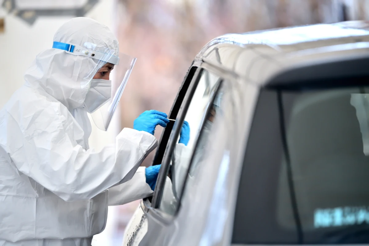 W ciągu ostatniej doby w Polsce odnotowano 13 473 zakażenia koronawirusem. Zmarło 17 pacjentów z Covid-19. W szpitalach przebywa 18 824 chorych na Covid-19. 