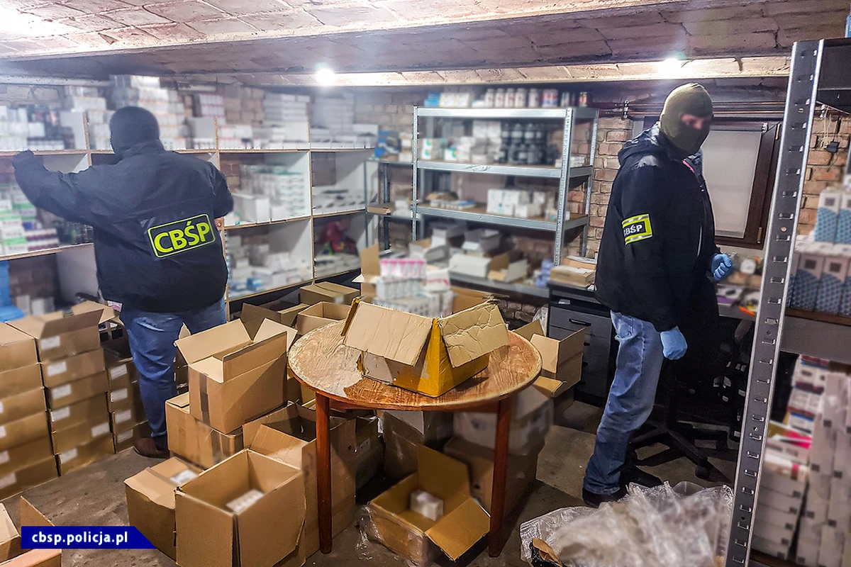 34 osoby zatrzymane, zabezpieczone setki tysięcy produktów leczniczych: głównie anabolików i leków czy na potencję, a także inne półfabrykaty służące do ich produkcji o łącznej wartości co najmniej 40 mln zł - to wstępne podsumowanie operacji CBŚP, przeprowadzonej w Poznaniu i okolicy.