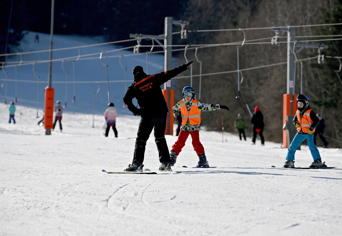 W poniedziałek do nauki wracają uczniowie z woj. dolnośląskiego, mazowieckiego, opolskiego i zachodniopomorskiego, którzy rozpoczęli ferie 29 stycznia. Uczniowie z klas I-IV szkół podstawowych będą uczyć się stacjonarnie, a z klas V-VIII i ze szkół ponadpodstawowych będą uczyć się zdalnie.