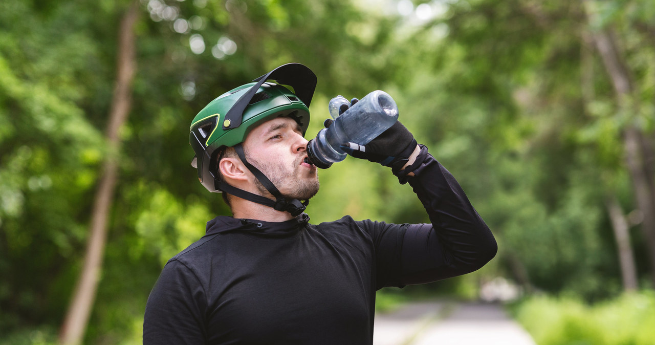 Najnowsze badania naukowców Uniwersytetu Kopenhaskiego wskazują, że spożywanie wody z plastikowych butelek wielokrotnego użytku może być fatalne w skutkach, a chodzi o potencjalnie szkodliwe substancje przenikające do wody podczas jej przechowywania w takich pojemnikach. 