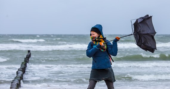 Instytut Meteorologii i Gospodarki Wodnej wydał ostrzeżenia meteorologiczne wskazując, że w rejonie strefy brzegowej będzie występował silny wiatr, a na Bałtyku sztorm.