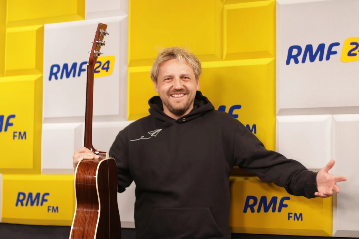 "Codziennie mam Walentynki, tego się trzymajmy" - żartował Paweł Domagała w Porannej rozmowie w RMF FM. Aktor i muzyk, którego piosenki o miłości podbijają listy przebojów, podkreślał w rozmowie z Robertem Mazurkiem, że nie kalkulował tego, iż jego twórczość muzyczna odniesie sukces. "Gdy wydawaliśmy pierwszą płytę w 2016 r., to wydaliśmy tysiąc czy 2 tys. - poszło 40 tys. To nie było wykalkulowane" - zapewnił Domagała. "Nawet jak piszę o miłości, to nie piszę ogólnie, tylko do konkretnej osoby. Piszę o tym, co mnie aktualnie interesuje" - zauważył nasz gość. 
