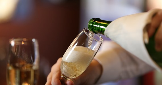 Jedna osoba zmarła, a siedem ciężko się rozchorowało po wypiciu toastu szampanem, zamówionym w restauracji w niemieckiej miejscowości Weiden. Policja prowadzi dochodzenie w sprawie morderstwa. Prasa pisze, że do butelki wstrzyknięte zostały narkotyki.